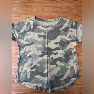 24/7 Maurices green camo tshirt size XL